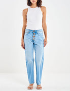 Jeans donna Vicolo Zoe DAB5106 denim chiaro – vista frontale, vita media regular fit con bottoni gioiello