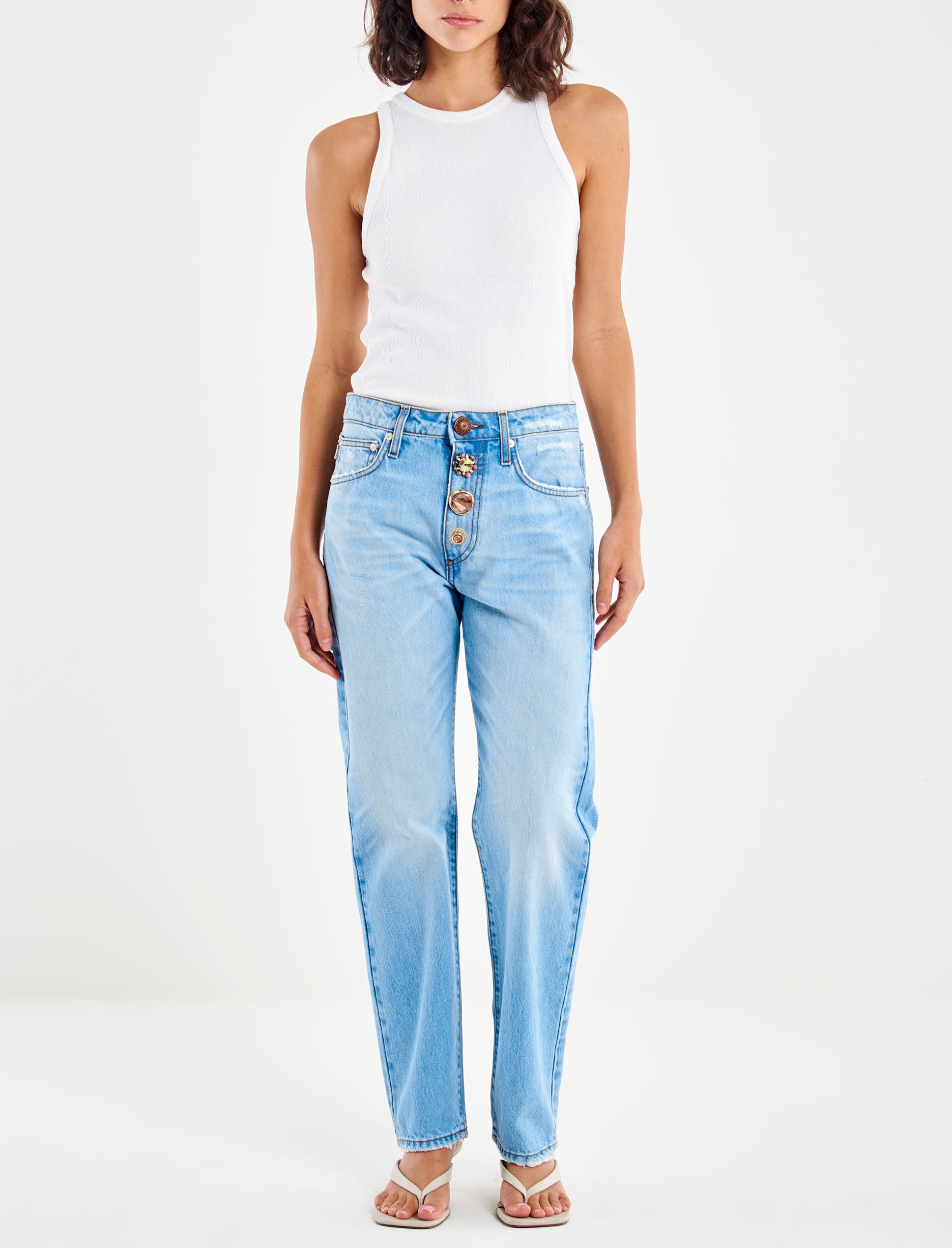 Jeans donna Vicolo Zoe DAB5106 denim chiaro – vista frontale, vita media regular fit con bottoni gioiello