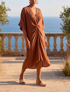 "Abito midi annodato Lola Casademunt LS2616010 colore Brown, nodo frontale, scollatura ricamata, maniche ampie, lino leggero stile bohémien – Donna"