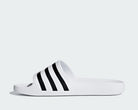Dettaglio fascia Adidas Adilette Aqua F35539 con 3 strisce