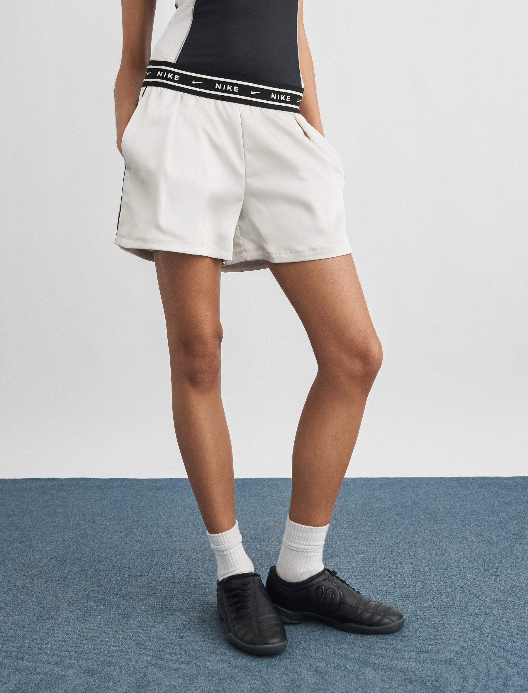 Shorts ampi satin Nike Sportswear IH1328-072 donna colore Light Bone/(Black)