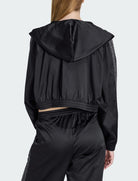 Vista posteriore felpa corta Adidas Pearl KC7864 nera donna