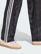 Dettaglio pizzo pantaloni Adidas Classic Lace Firebird KD0346