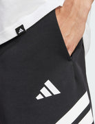 Dettaglio 3 Stripes e cordino shorts Adidas Future Icons JD4884 neri uomo