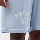 Pantaloncini New Era New York Yankees MLB Woven 60856158 uomo colore azzurro Pastel Blue (450)