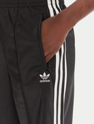 Vista laterale shorts Adidas Adicolor Firebird JD0286 neri donna