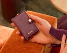 Portafoglio Secrid MPE-Grape colore Grape – miniwallet in pelle con protezione RFID e chiusura a bottone
