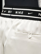 Shorts ampi satin Nike Sportswear IH1328-072 donna colore Light Bone/(Black)