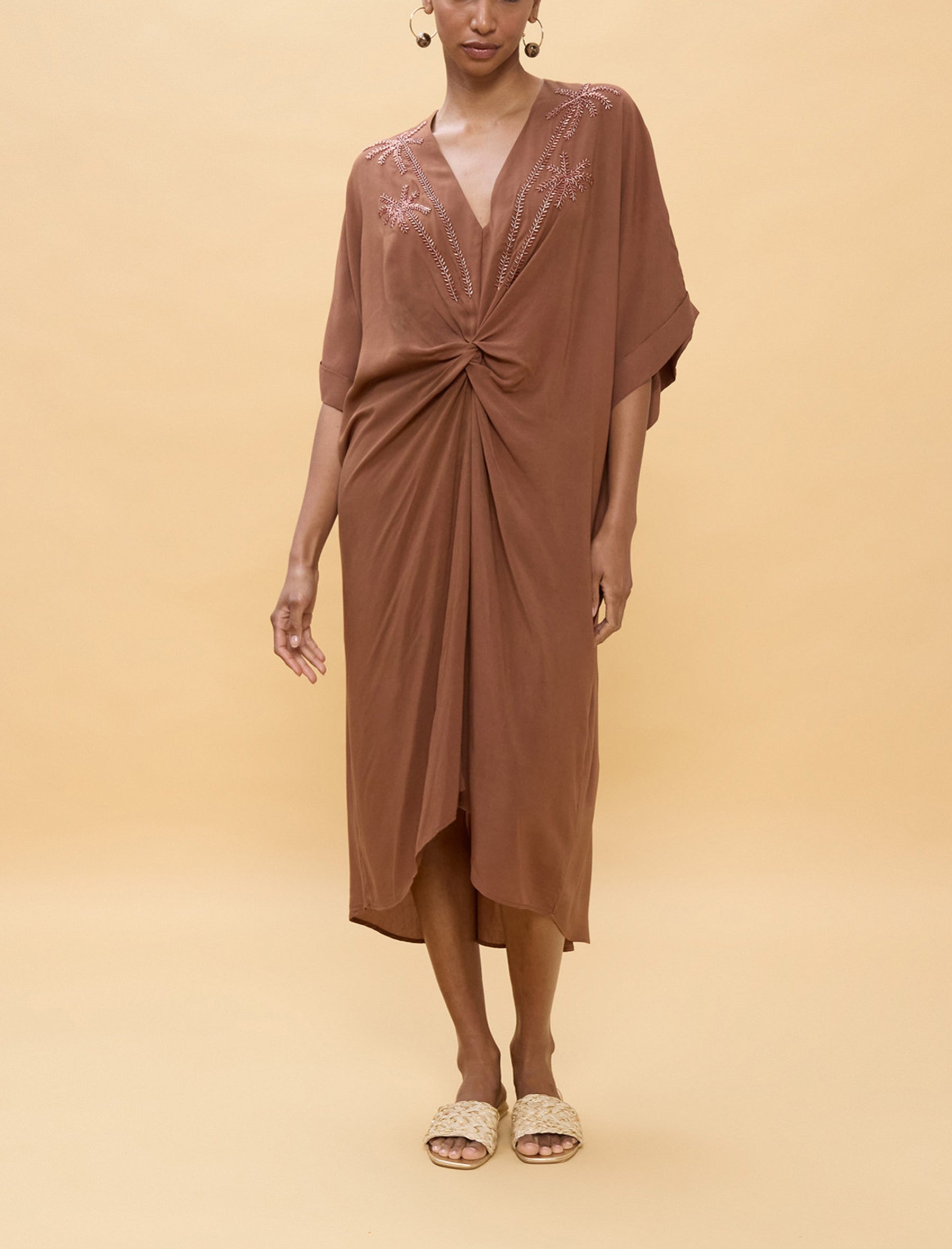 "Abito midi annodato Lola Casademunt LS2616010 colore Brown, nodo frontale, scollatura ricamata, maniche ampie, lino leggero stile bohémien – Donna"