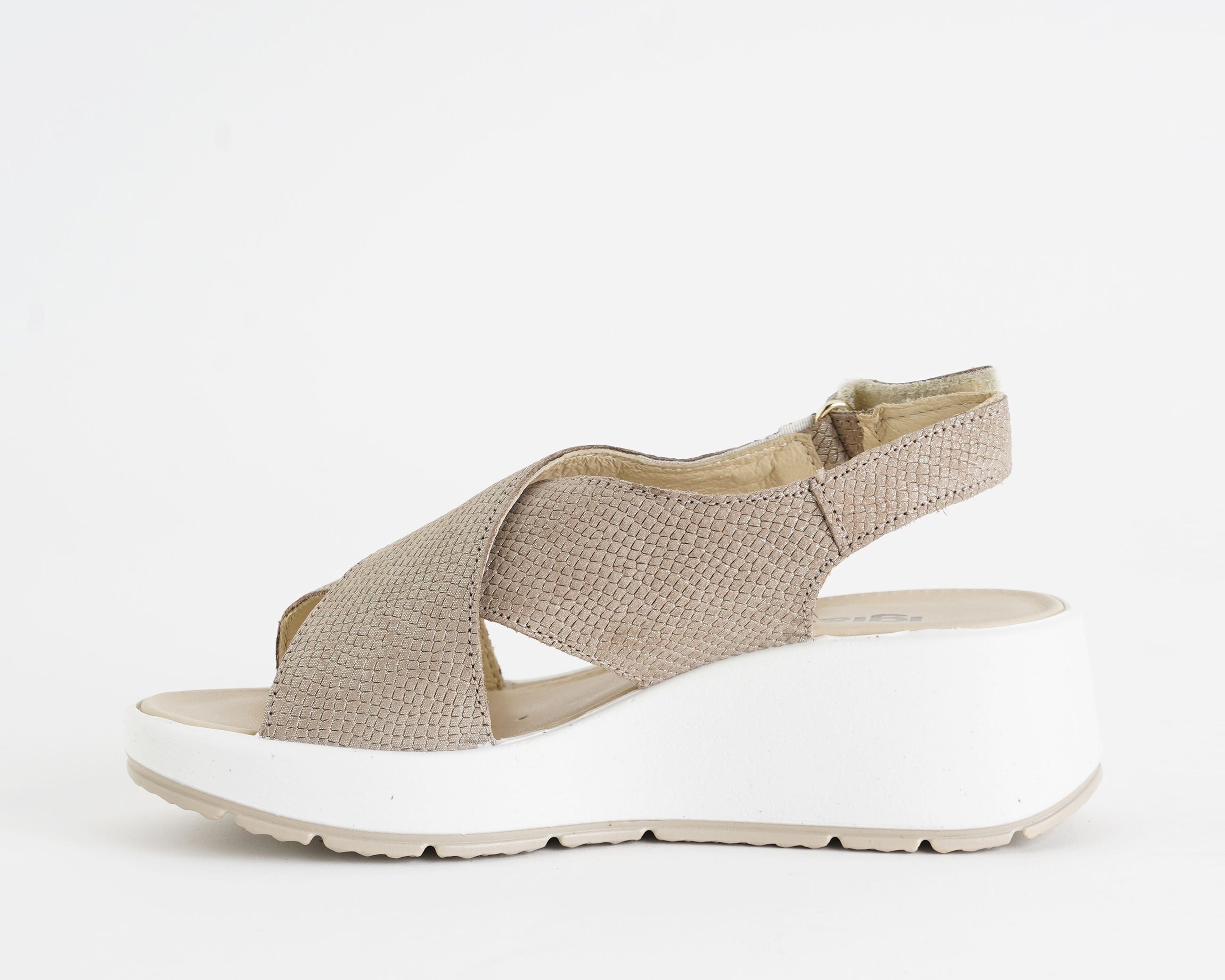 Sandalo con zeppa IGI&CO 1163411 champagne da donna, tomaia in pelle e cinturino con strappo, zeppa 50