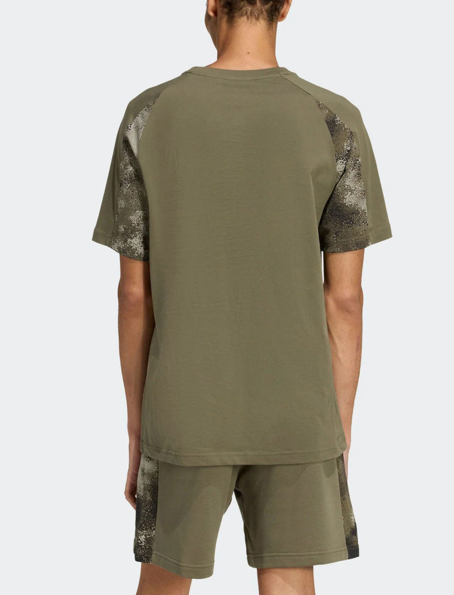 T-Shirt Adidas Camo Print JZ0150 uomo olive strata - Stampa camouflage all-over taglie S-XL