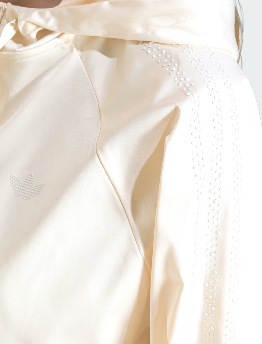 Adidas Felpa Corta Zip KE3391 – dettaglio applicazioni decorative sulla spalla