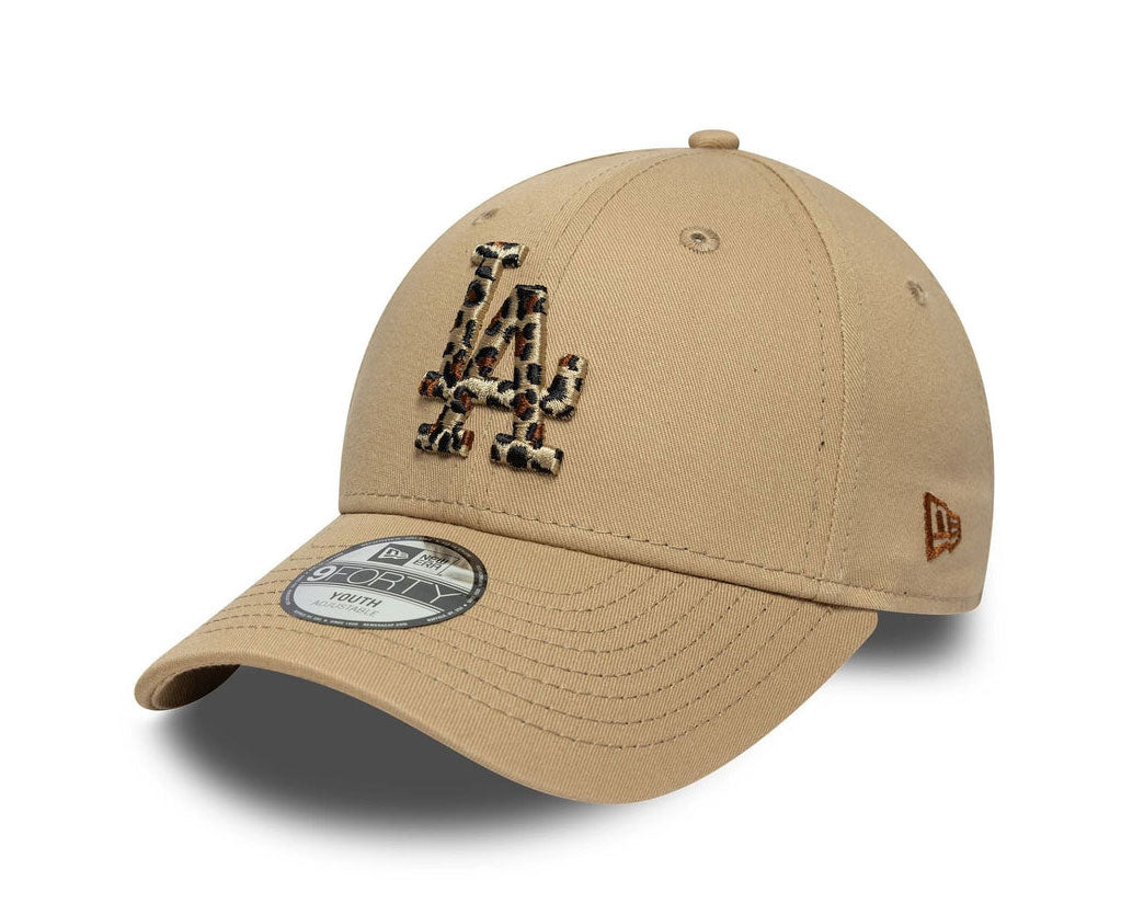 Cappellino New Era 9FORTY LA Dodgers MLB Animal Infill beige bambino – vista semi-laterale con New Era Flag ricamata