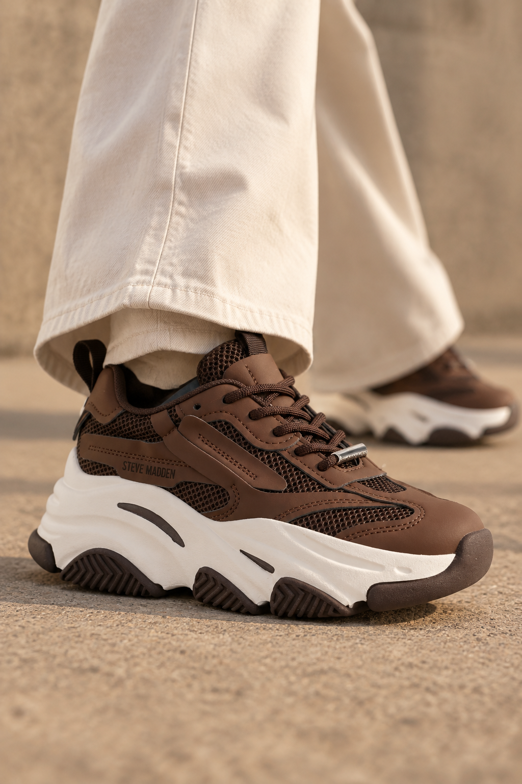 Ragazza che indossa sneaker Steve Madden Possession marrone coffee, scarpa in primo piano