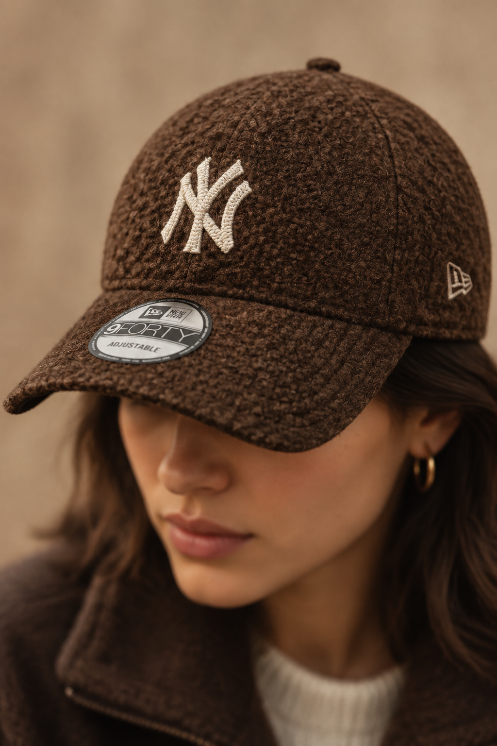 Ragazzo con cappellino New Era NY marrone in primo piano