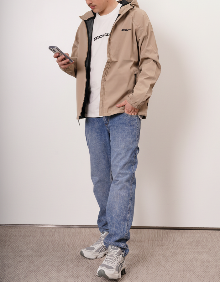 Ragazzo con giacca Dickies su sfondo bianco