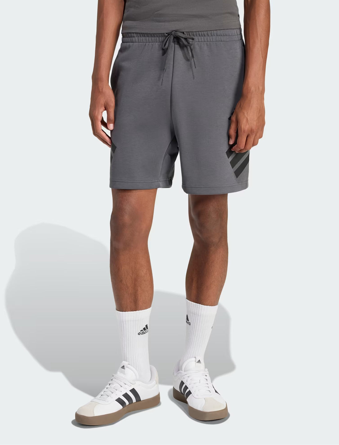 Adidas Future Icons 3-Stripes KD5241 short uomo grigio grey six, vestibilità regolare con girovita elastico e tasche laterali