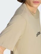 Dettaglio logo Linear Adidas t-shirt KC0885 Wonder Cargo uomo