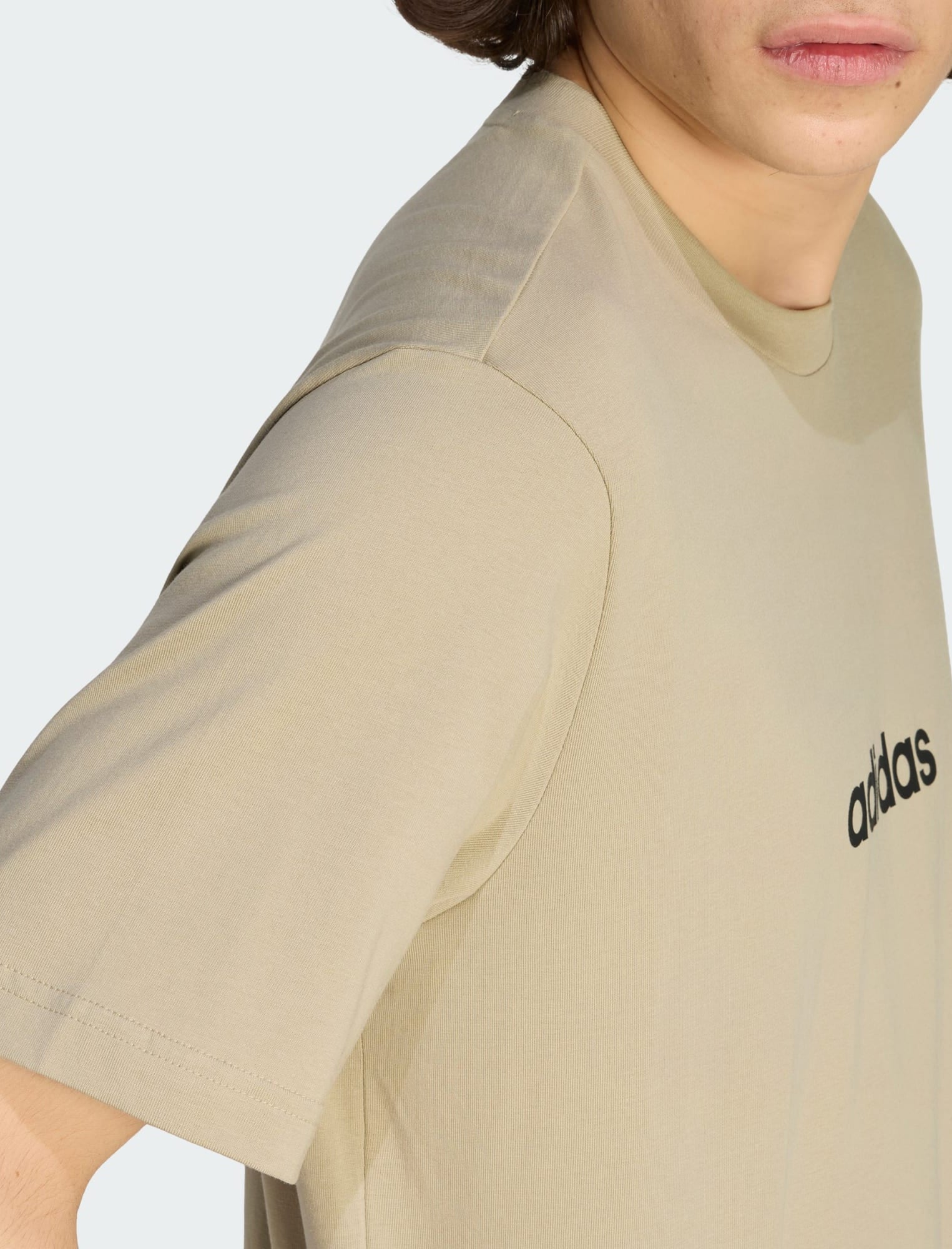 Dettaglio logo Linear Adidas t-shirt KC0885 Wonder Cargo uomo