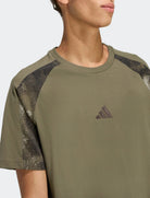 T-Shirt Adidas Camo Print JZ0150 uomo olive strata - Stampa camouflage all-over taglie S-XL