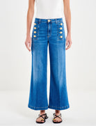 Dettaglio bottoni araldici oro e piega centrale jeans Vicolo Cristina DAB5046 denim chiaro donna