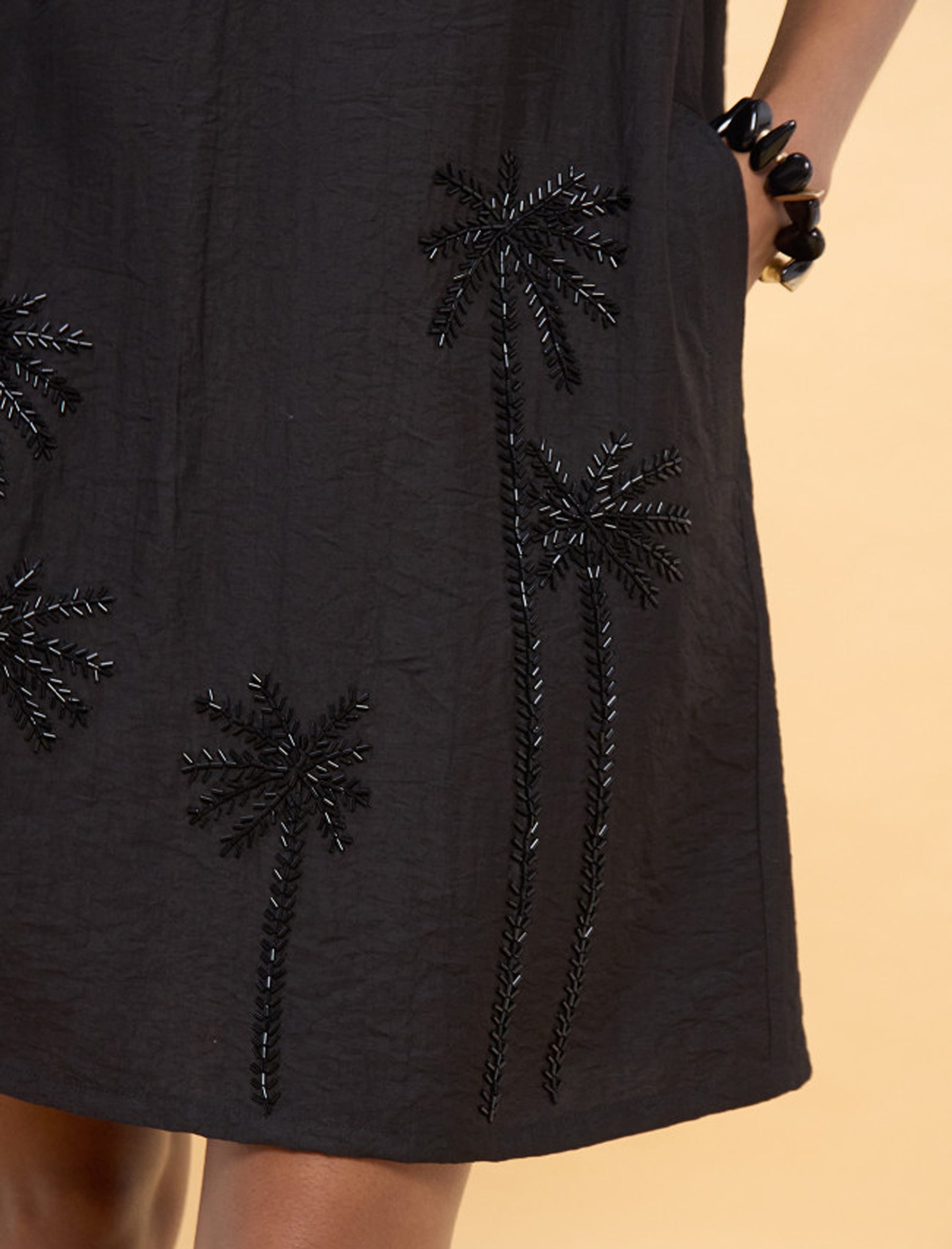 Abito corto con dettagli di palme tono su tono Lola Casademunt LS2616034 Nero