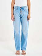 Dettaglio bottoni gioiello e zip nascosta dei jeans Vicolo Zoe DAB5106 denim chiaro donna
