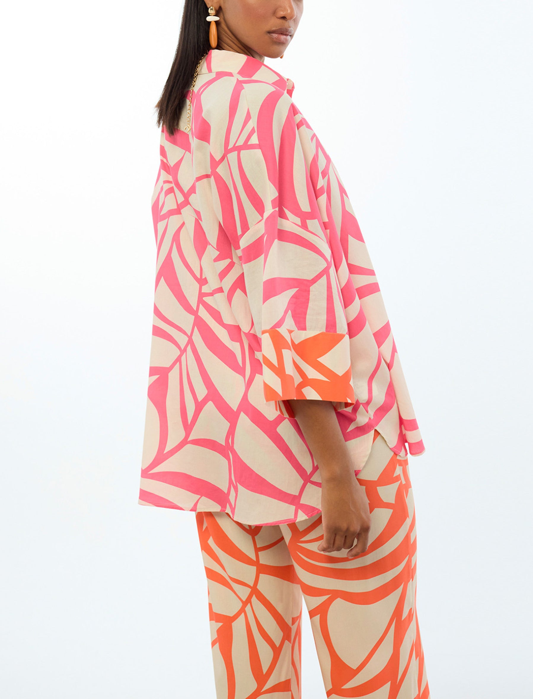 "Camicia a maniche corte con stampa a foglie Lola Casademunt LS2615098 colore Crudo-Rosa, maniche scese, tessuto leggero estivo – Donna"